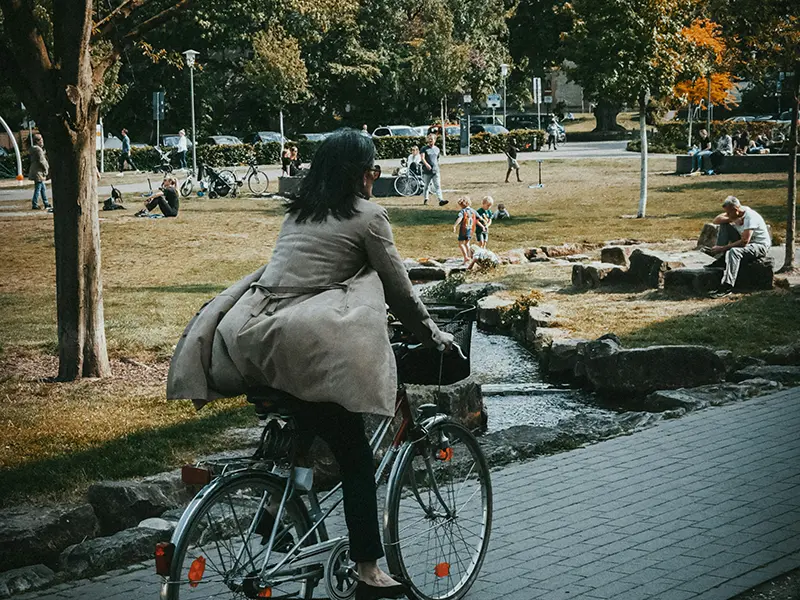 Foto eines Radwegs aus niedriger Perspektive.