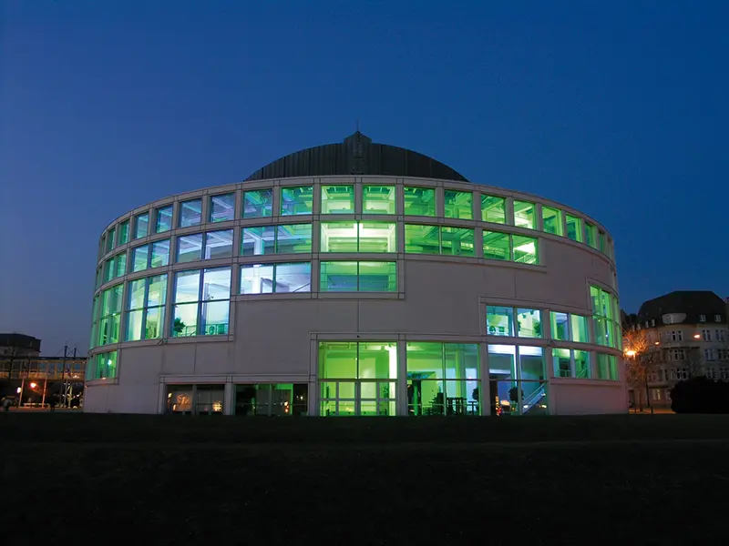 Außenansicht der Stadthalle Bielefeld.